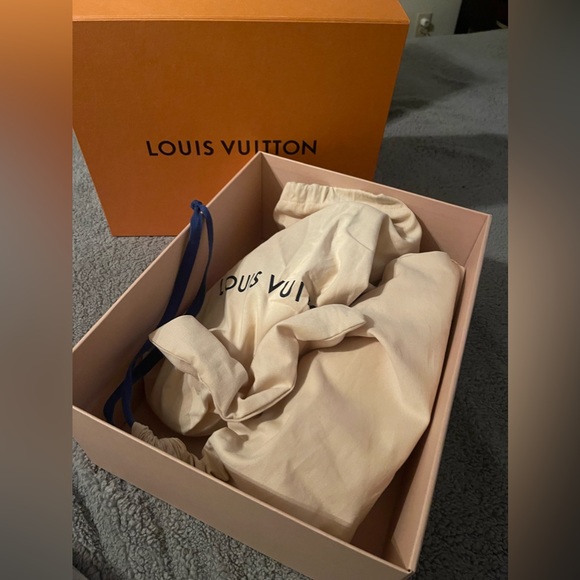 Men’s Louis Vuitton white sneaker - Picture 2 of 10